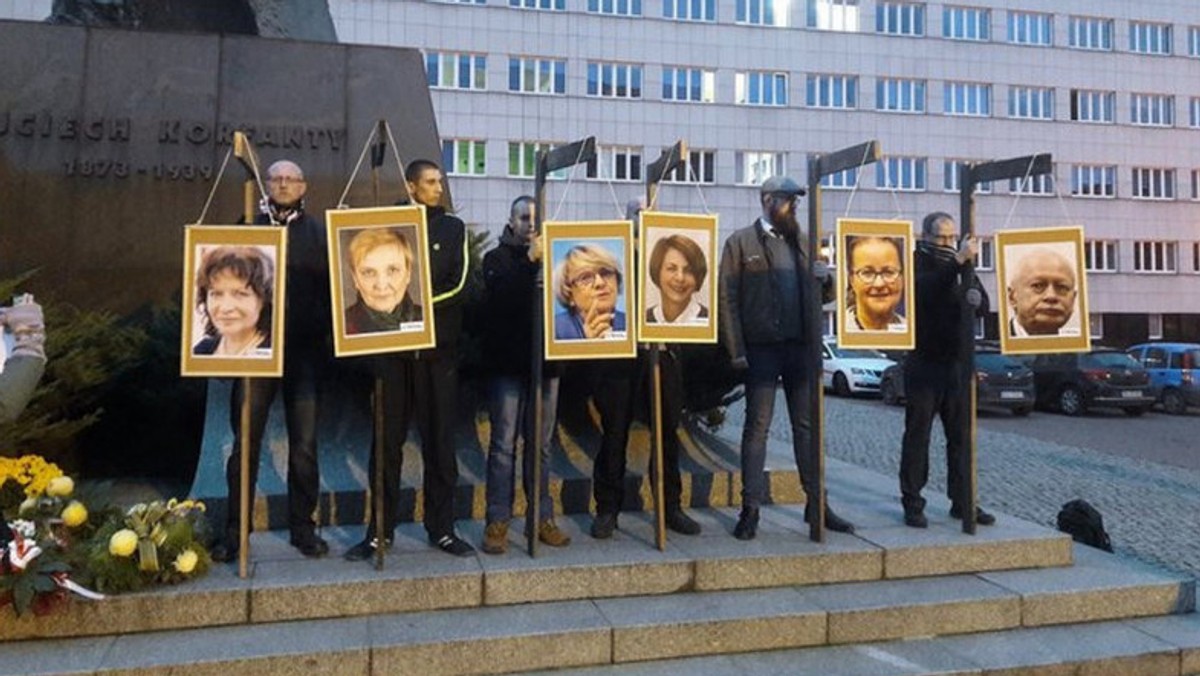 Prokuratura wszczęła dzisiaj śledztwo w sprawie sobotniej manifestacji narodowców w Katowicach, której uczestnicy powiesili na symbolicznych szubienicach zdjęcia europosłów PO. Europarlamentarzyści mają w sprawie status pokrzywdzonych i planowane jest ich przesłuchanie.