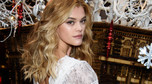 Nina Agdal pozuje przy choince na Winter Wonderland Ball