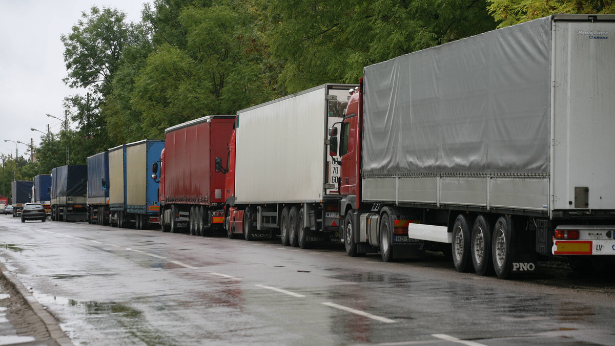 Około 45 km mierzy korek tirów na drodze krajowej nr 8 przed granicą z Litwą w Budzisku - podała podlaska policja. Tiry stoją już od miejscowości Pijawne Ruskie. Policjanci apelują do kierowców, by zjeżdżali na parkingi. Utrudnienia mają potrwać do wczesnych godzin popołudniowych.