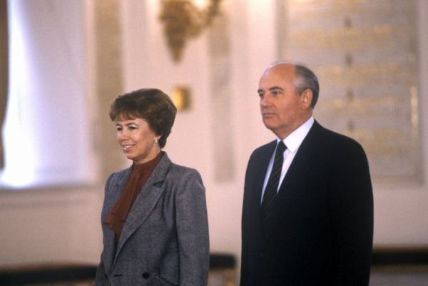 Michaił Gorbaczow z żoną Raissą, 1987 rok (fot. Leonid Palladin, RIA Novosti archive, image #855139, opublikowano na licencji Creative Commons Attribution-Share Alike 3.0 Unported).