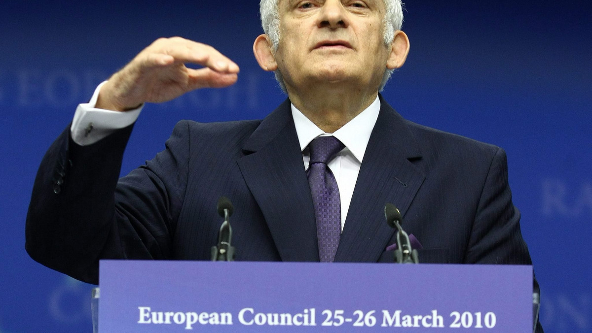 W rozmowie z dziennikarzem EuroparlTV przewodniczący Parlamentu Europejskiego, Jerzy Buzek, podjął próbę krótkiego podsumowania swojej dotychczasowej kadencji. Wskazał także sukcesy i porażki, jakie były jego udziałem. - Być może jest jeszcze za wcześnie, by mówić o sukcesach, ale z pewnością jest nim traktat lizboński. To bardzo ważna rzecz dla całej Unii Europejskiej - przyznał polski polityk.