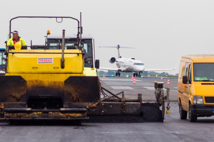 Zbudowane będą także kanały odwadniające o łącznej długości 6,5 km oraz 2 zbiorniki oczyszczające wodę. <br><br>fot.  (zuz) PAP/Paweł Jaskółka