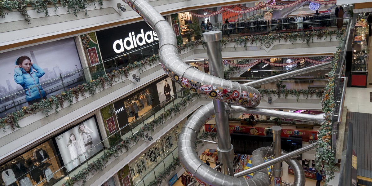 Wielka zjeżdżalnia w centrum handlowym. Klienci przerażeni