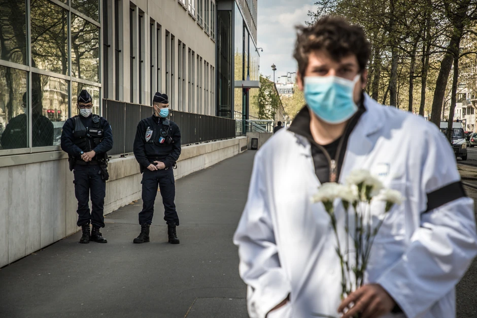 Pariz se trenutno više bavi Kovidom nego izborima (foto: cveće za lekare koji su izvršili samoubistvo tokom pandemije)