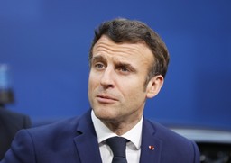 Macron: Nie nazwałbym Putina "rzeźnikiem"