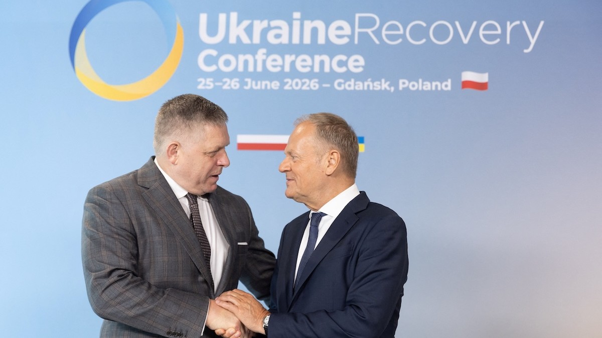 Poľský premiér Donald Tusk víta slovenského premiéra Roberta Fica na konferencii o obnove Ukrajiny v Gdansku v Poľsku 25. júna 2026.