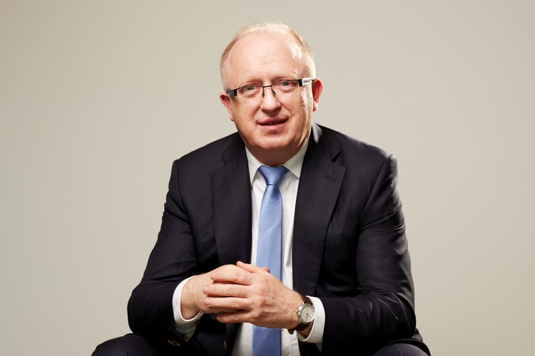 W ubiegłym roku odniósł wielki sukces. Po kilku latach starań doprowadził do finału największą zagraniczną inwestycję polskiej firmy – uruchomił produkcję w kopalni miedzi w Sierra Gorda w Chile. Ten sukces wydaje się umacniać pozycję menedżera, pod którym wcześniej – jak się nieoficjalnie mówiło – co najmniej kilka razy mocno chwiał się fotel szefa KGHM. Ostatni raz o tym, że Wirth pożegna się z funkcją prezesa lubińskiego koncernu, mówiło się niedługo po tym, jak funkcję ministra Skarbu Państwa objął Włodzimierz Karpiński. Chociaż chilijska inwestycja była oczkiem w głowie Wirtha, prezes nie tracił z oczu krajowego podwórka, na które wejść chciał kanadyjski konkurent – firma Miedzi Copper. Nieoczekiwanie Ministerstwo Środowiska cofnęło decyzję o przyznaniu jej kilku koncesji poszukiwawczych i budowa konkurencyjnej dla KGHM kopalni na zachodzie kraju stanęła pod poważnym znakiem zapytania. Choć koncesje cofnięto i lubińskiej spółce, ta decyzja nie była dla niej aż tak kluczowa. KGHM kierowany przez Wirtha pozyskał też w 2014 r. kilka nowych zezwoleń, w tym koncesję na poszukiwanie i rozpoznawanie złoża soli potasowo-magnezowych w okolicach Pucka, o którą starała się również konkurencja. <br>(bam)


<br><br> fot. Łukasz Kamiński