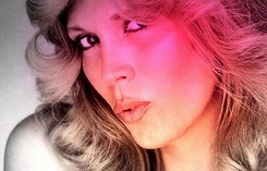 Amanda Lear wczoraj i dziś. Królowej disco z botoksem jest do twarzy [ZDJĘCIA]