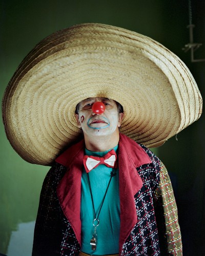 Fotografowani artyści przepracowali w cyrku od 20 do 50 lat, obecnie są na emeryturze