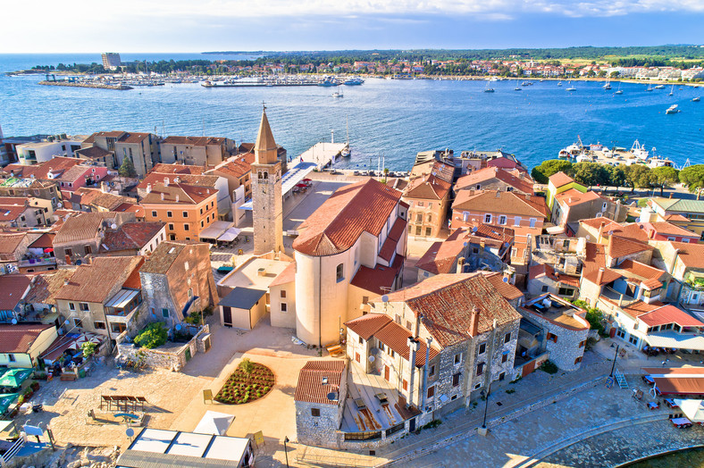 Ze względu na historyczne zawiłości Umag odznacza się włoskim klimatem