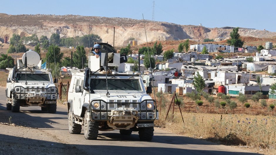 Pojazdy Tymczasowych Sił Zbrojnych ONZ patrolują region po tym, jak izraelska armia przeprowadziła ataki w południowym Libanie, 21 czerwca 2024 r.