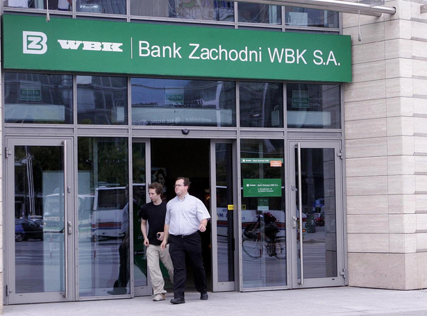 Hiszpanie kupują wielki bank. Są protesty