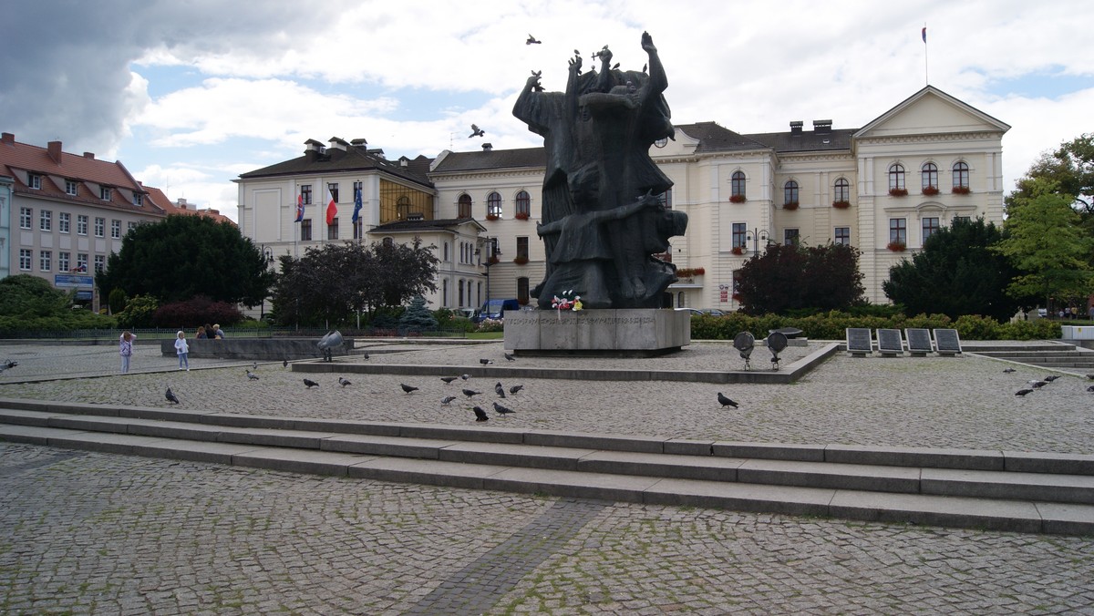 Trójka bydgoskich radnych wspólnie z kilkoma lokalnymi organizacjami sprzeciwiła się planom przeniesienia Pomnika Walki i Męczeństwa Ziemi Bydgoskiej. Chcą, by pozostał on w dotychczasowym miejscu. Liczą na to, że wesprze ich Instytut Pamięci Narodowej.