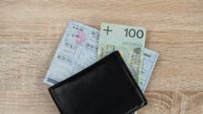 Mieli brać łapówki za rejestrację aut. Siedmioro urzędników z Wrocławia zatrzymanych