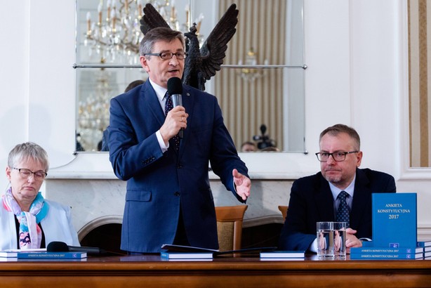 Konstytucjonalistka Anna Łabno (L), marszałek Sejmu RP Marek Kuchciński (C) i prawnik Bogumił Szmulik