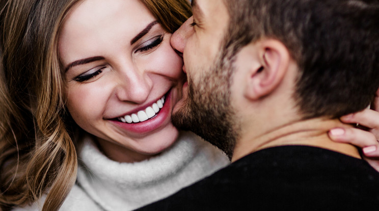 Ha szerelmesek vagyunk, a hormonok miatt megváltoznak a vonásaink is, kiül a boldogság az arcunkra / Fotó: Shutterstock  