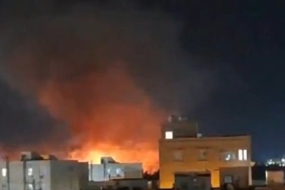 ZASTRAŠUJUĆI OBRT U RATU U IRANU! Amerikanci gađaju nuklearke, Teheran uzvraća raketama, U SUKOB UVUČENE I DRUGE ZEMLJE: Zavijaju sirene, odloženi letovi (FOTO, VIDEO)