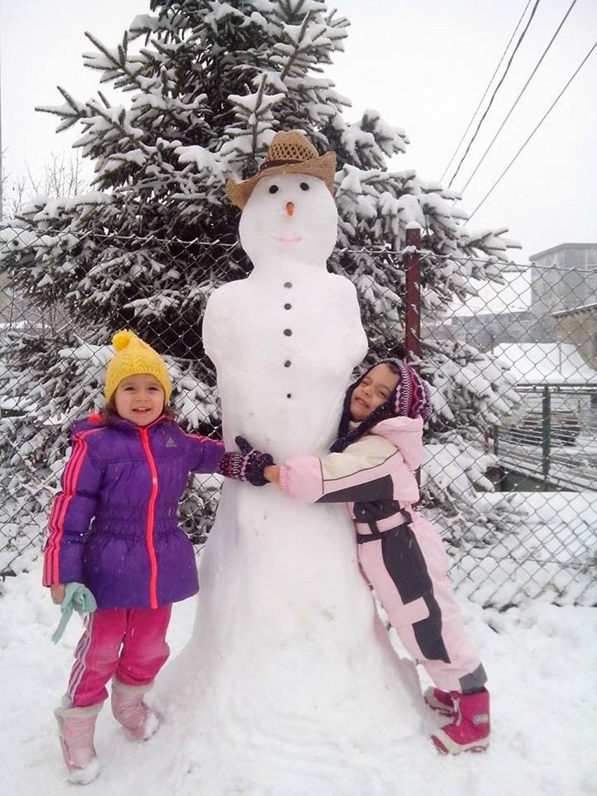 Goran Anđelković je slikao ćerke Katarinu i Ninu koje su napravile Sneška u dvorištu