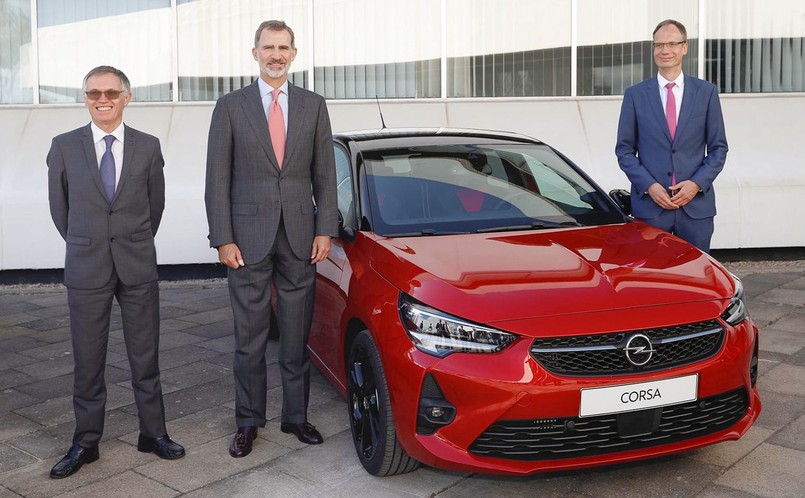 Prezes zarządu Groupe PSA Carlos Tavares, Król Hiszpanii Filip VI, nowa Corsa oraz dyrektor generalny firmy Opel Michael Lohscheller