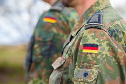 niemcy wracają do przepisu z czasów zimnej wojny. młodzi mężczyźni muszą mieć zgodę bundeswehry na dłuższy wyjazd z kraju