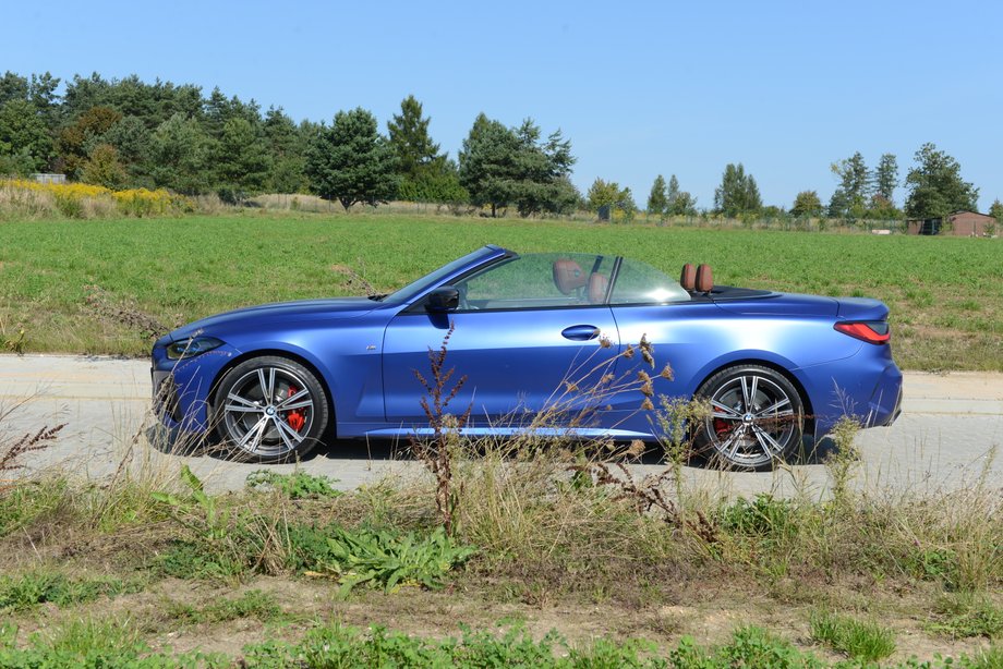 BMW M440i Cabrio to auto dla czterech osób, ale tylko na papierze. W praktyce, przynajmniej w długą podróż, da się jednak wybrać w trójkę, i to dorosłych.