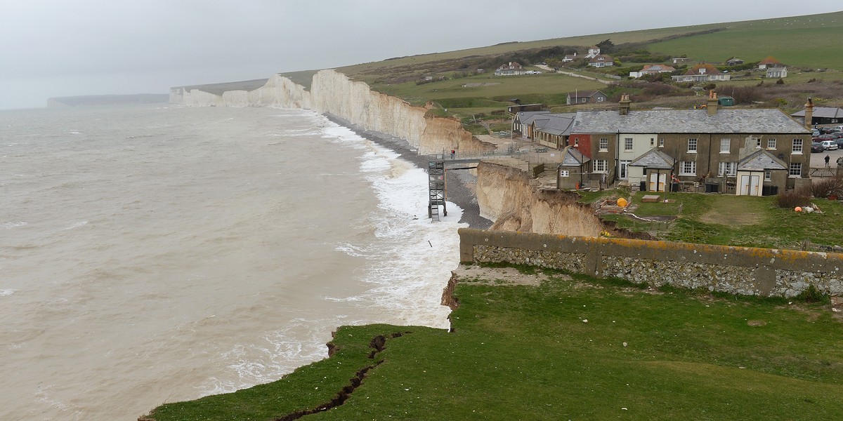 An image from 2014 showing a large crack in a cliff near where Kim fell. Such cracks are common in the area.