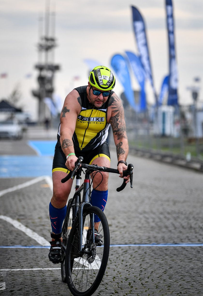 Jazda na rowerze to jedna z trzech składowych triathlonu. Karolak daje radę!