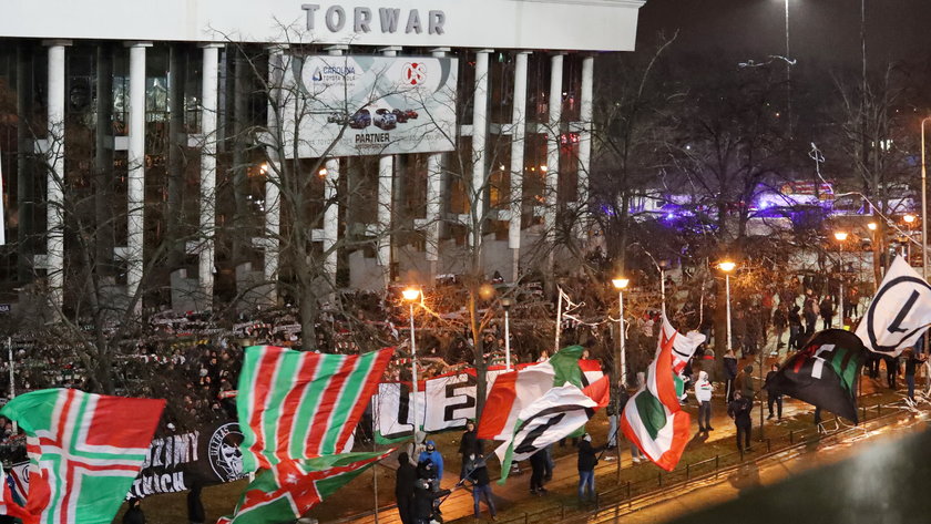 Wirus szaleje, a na Łazienkowskiej tłumy kibiców. Zapomnieli o dystansie