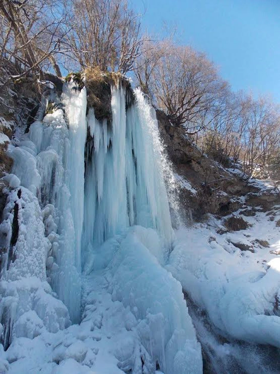 Sa vrha do podnožja vodopada "spuštaju" se 20 metara visoke ledenice