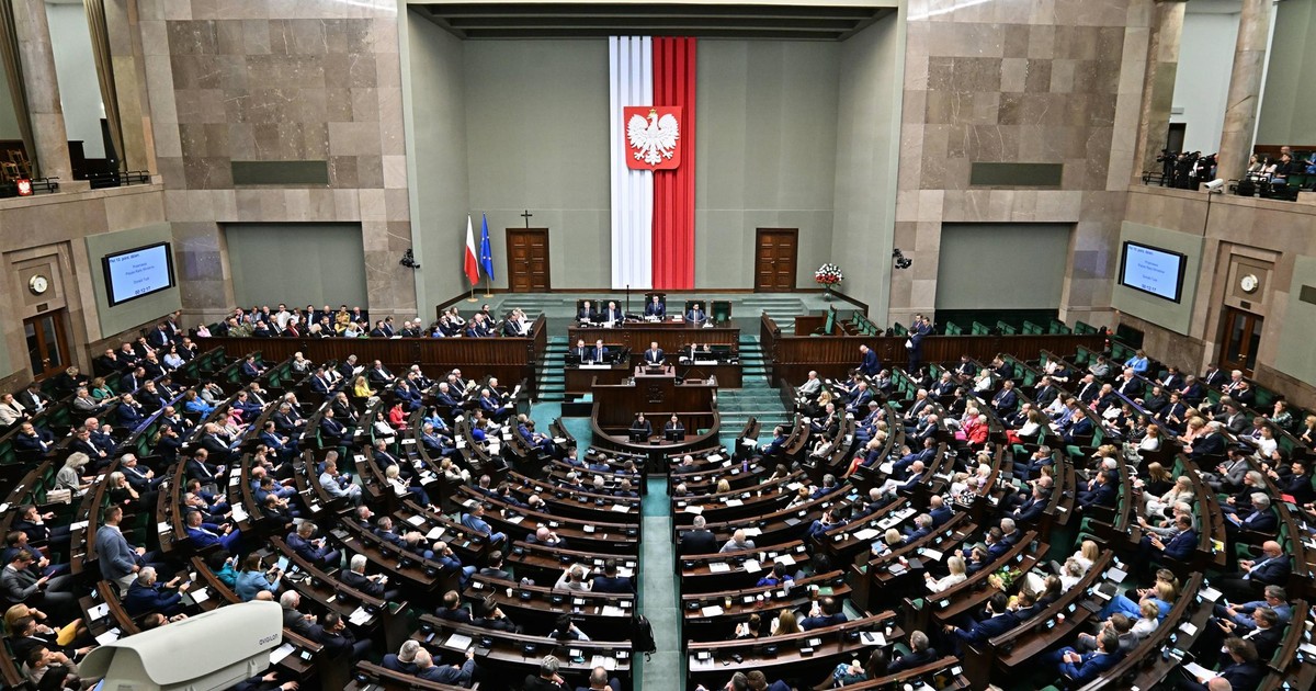 Nowy sondaż pokazał lidera poparcia wśród partii politycznych. Największym wygranym jest jednak kto inny