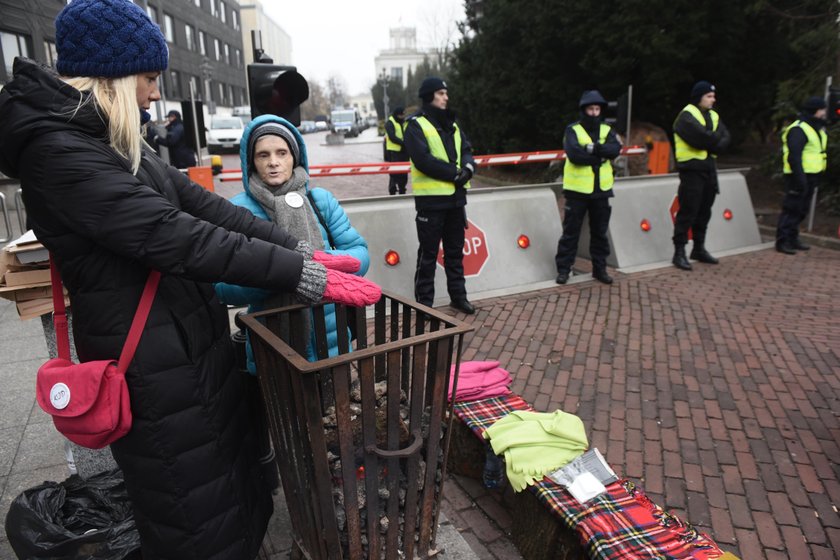 Policja ogrodziła Sejm! Tak bronią się przed protestującymi