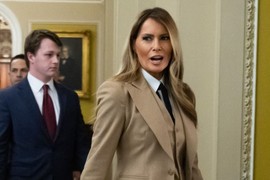 Melanija Tramp se pojavila u POSLOVNOM IZDANJU koje je OLIČENJE MOĆI I UTICAJA: Boja joj stoji savršeno, kroj naglasio perfektnu figuru
