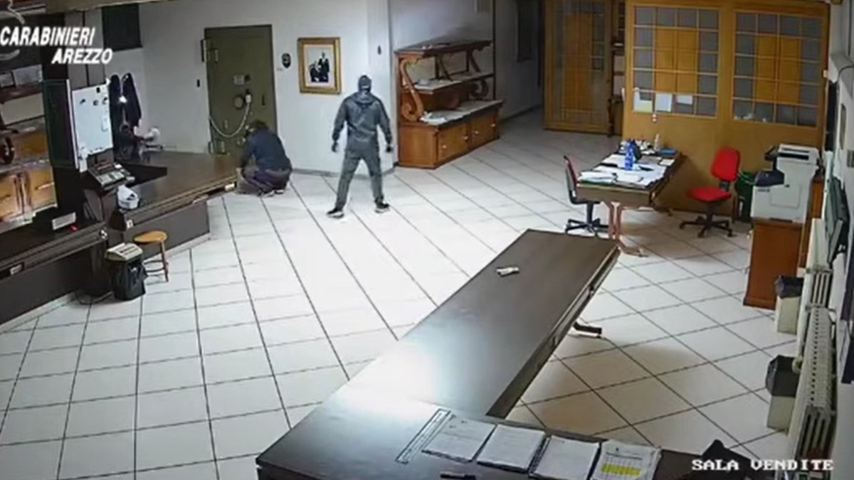 Români filmați în timp ce jefuiau o fabrică de bijuterii, în Italia: au blocat drumuri și incendiat mașini ca să scape de poliție