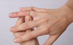 Puchną ci dłonie? Jak pozbyć się nadmiaru wody z organizmu?