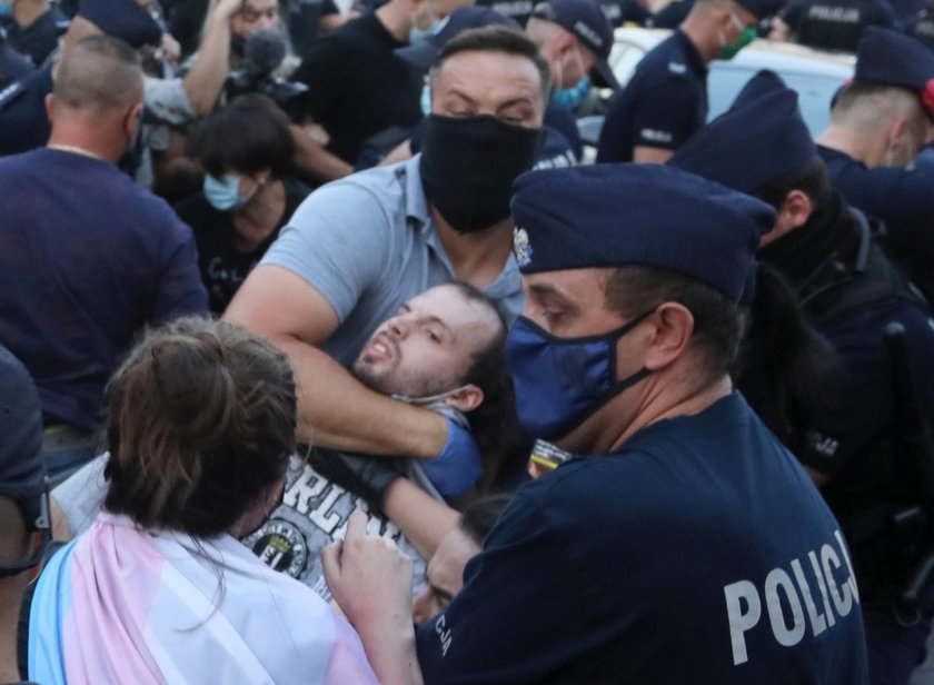 W Warszawie w piątek przed warszawską siedzibą Kampanii Przeciw Homofobii odbył się protest, w wyniku, którego policja zatrzymała łącznie 48 osób.  