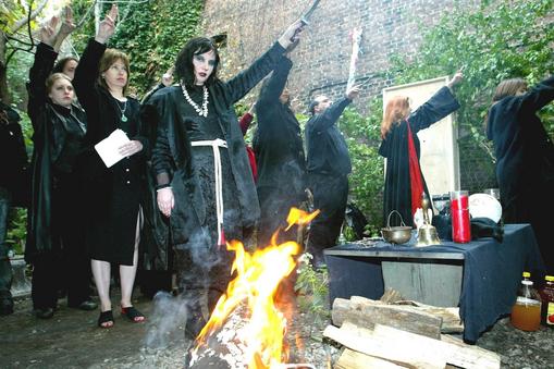 Wiedźmy i wiedźmini Wicca podczas ceremonii otwartego kręgu w ogrodzie na Dolnym Manhattanie, październik 2003 r.