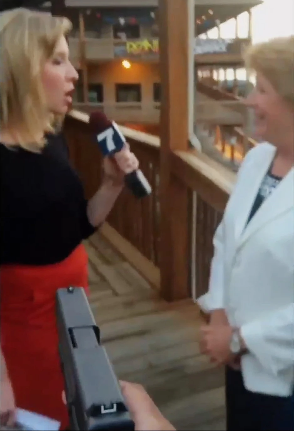 U prvi mah promašuje metu...