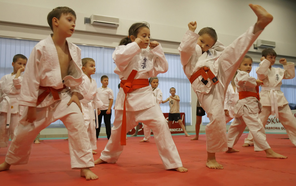 Dzieci ćwiczą na Zimowej Akademii Karate