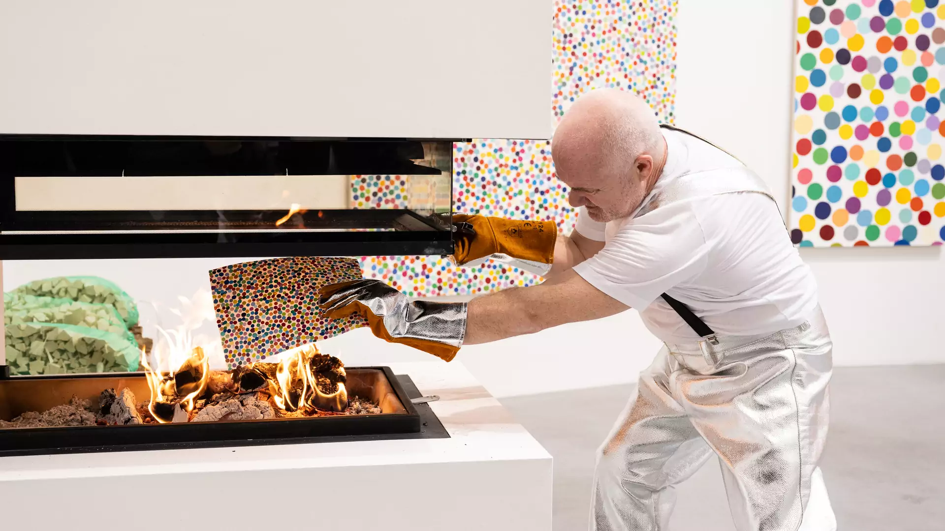 Artysta spalił tysiąc swoich obrazów. Były wyceniane na miliony dolarów