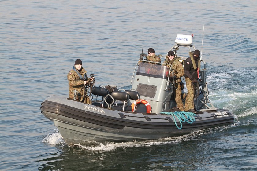 Nurkowie z Marynarki Wojennej w Gdyni zajmują się m.in. detonacją min z gdyńskiego portu