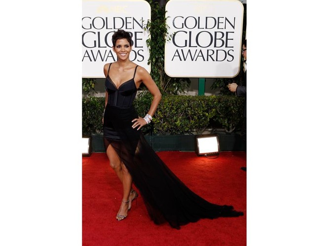 Trochę odkryć, trochę zakryć... Halle Berry w dwuwarstwowej sukni podkreśliła piękną sylwetkę