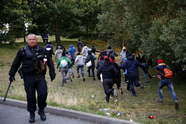 Inwazja nielegalnych imigrantów. Londyn i Paryż apelują do Unii