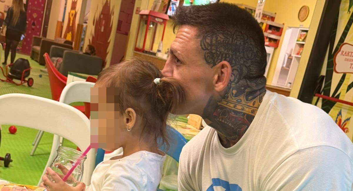 Známy MMA zápasník Gábor Boráros s dcérkou Zorou. 