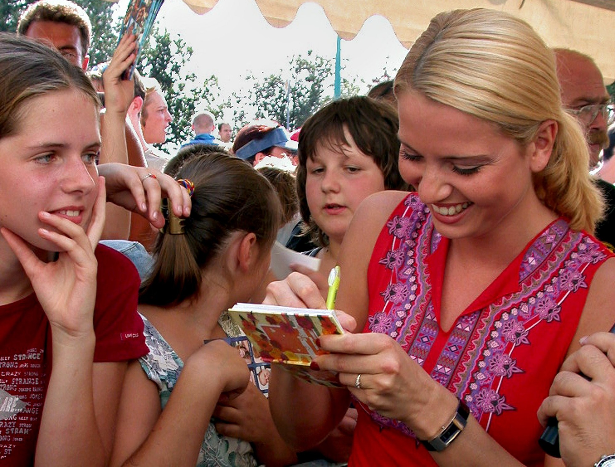 DOD Markízy 2003: Moderátorka Marianna Ďurianová počas autogramiády.