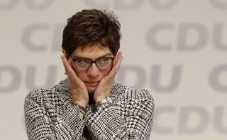 Kim jest Annegret Kramp-Karrenbauer, która zastąpi Angelę Merkel w roli szefowej CDU [SYLWETKA]