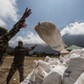 Nepalska armia podczas zbierania worków na śmieci z Mount Everest w Namche Bazar, dystrykt Solukhumbu. Nepal, 27 maja 2019 r.