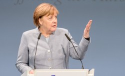 "Spiegel": Merkel wściekła na Junckera za przeciek z rozmowy z May