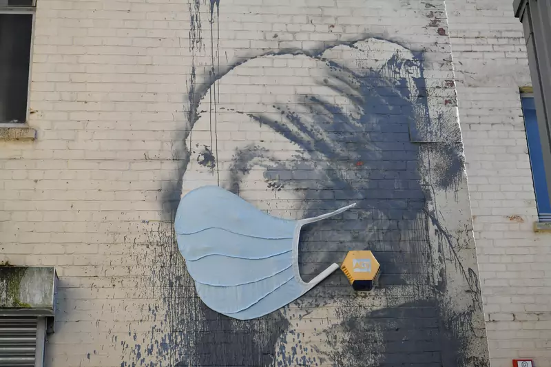 Maska chirurgiczna na muralu Banksy&#39;ego