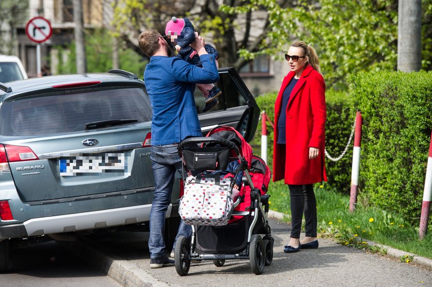 Anna Guzik z mężem i córeczkami