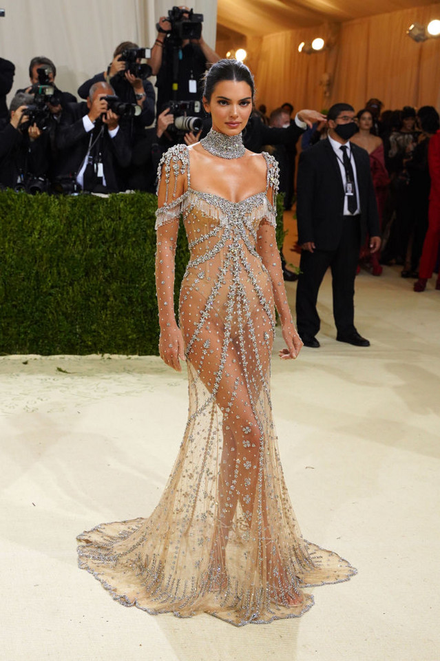 Kendall Jenner w "naked dress" w 2021 r.